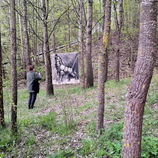 Miškelyje tarp Mažosios griovos ir Bekešo kalno metalinių laiptų atidaryta savotiška galerija.