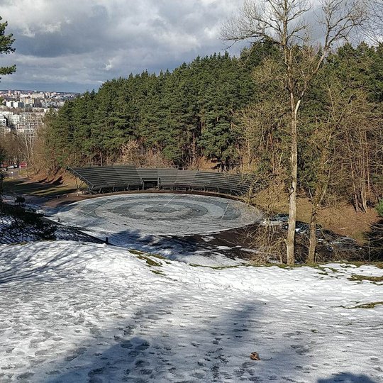 Nuo Karigailos kalvelės nufotografuotas Dainų slėnis ir estrada tirpstant sniegui.