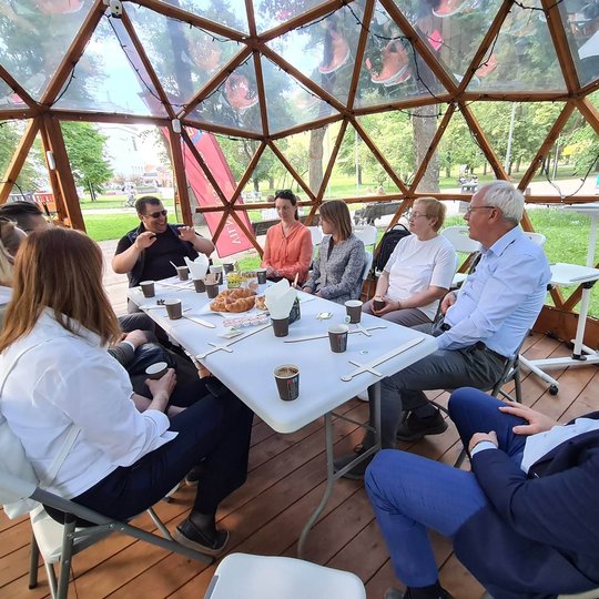Kultūros paveldo departamento ir Vilniaus pilių direkcijos atstovai Vilniaus pilių kupole, prie vaišių stalo.