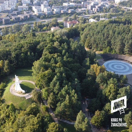 Kalnų parkas ir estrada iš paukščio skrydžio.