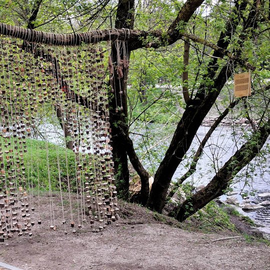 Pilių parke atsirado ir interaktyvių kompozicijų, tokių kaip užuolaidos, pagamintos iš medžio gabalėlių.