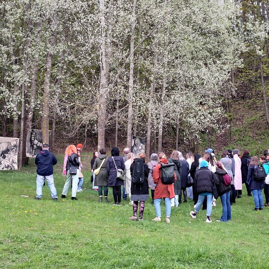 Vaizduojamas vienas iš piešinių ant drobės, kuriame nupieštas Gedimino sumedžiotas tauras.