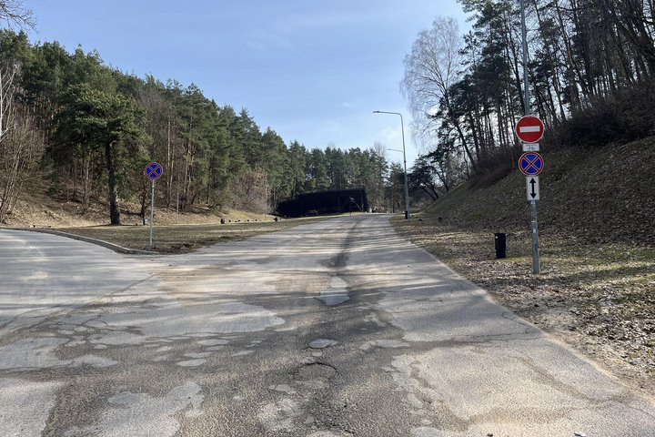 Atgal sumontuoti kelio ženklai kelyje į Dainų estradą.