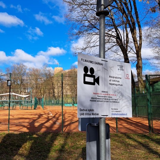 Vilniaus pilių teritorijoje ant stulpo iškabintas įspėjamasis ženklas dėl būsimų filmavimo darbų.