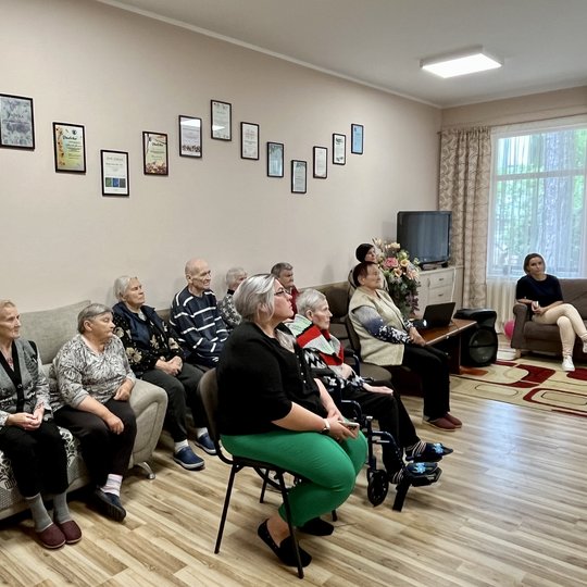 Globos namų gyventojai kiekvieną kartą klausydamiesi Vilniaus pilių paskaitų susirenka svetainėje.
