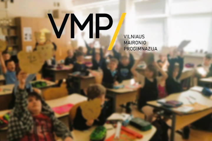 Nuotraukoje Vilniaus Maironio progimnazijos logotipas, o už jo vaikai, sėdintys klasėje.