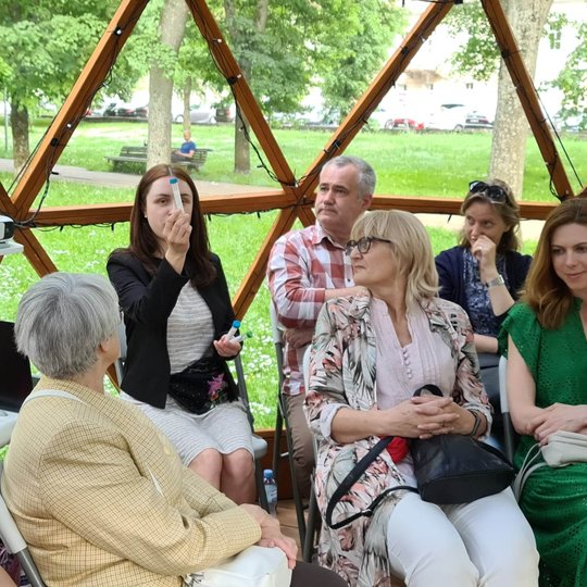 Paskaitos lektorė demonstruoja mėginius, kuriuose "užkoduota" senųjų gyventojų mityba.