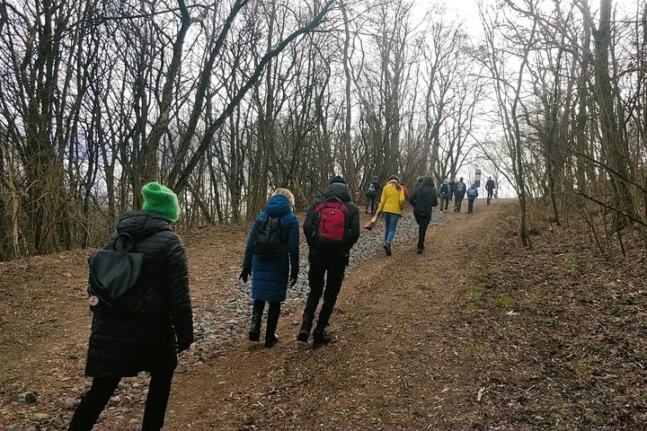 Turistai keliauja Stalo kalno taku pasišildyti prie laužo ir paskanauti mėtų arbatos.