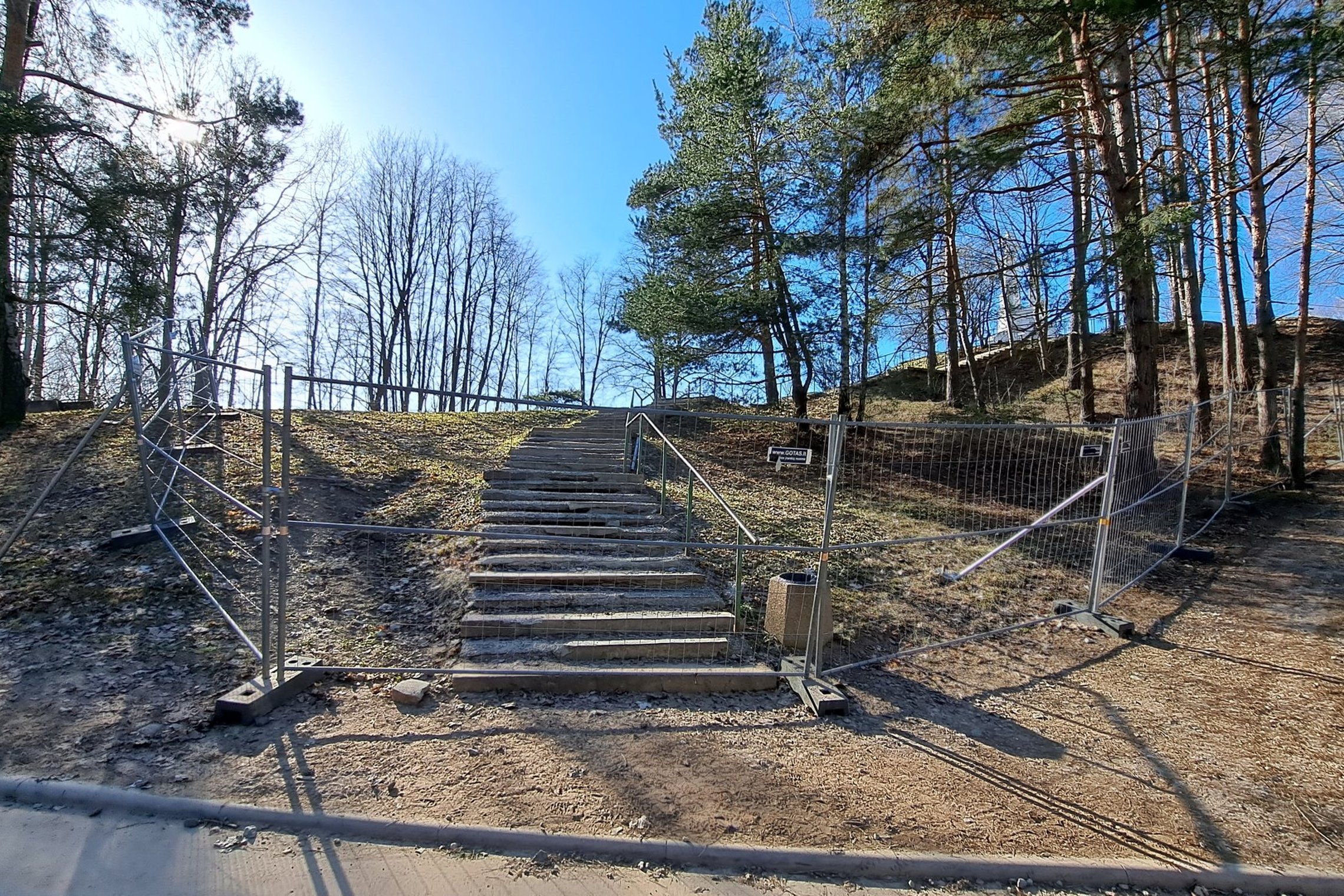 Nuotraukoje Trijų kryžių kalno apžvalgos aikštelės betoniniai laiptai, aptverti segmentine tvora.