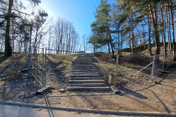 Nuotraukoje Trijų kryžių kalno apžvalgos aikštelės betoniniai laiptai, aptverti segmentine tvora.