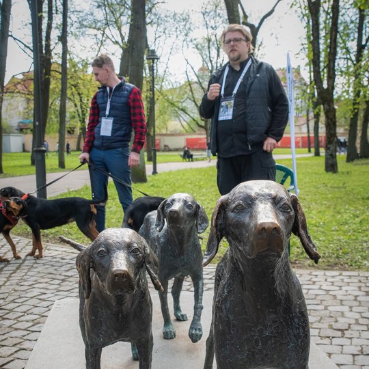 Skalikų skulptūra, esanti Pilių parke, prie Rotondos kavinės.