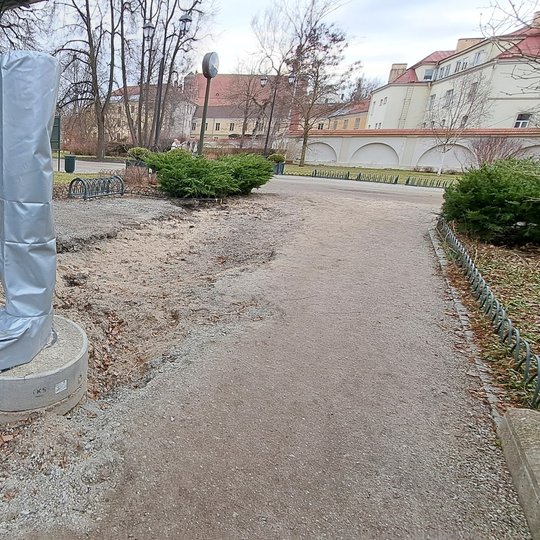 Fiksuota grunto įgriuva. Nuotraukoje matosi įgriuvęs gruntas prie geriamojo vandens stotelės.