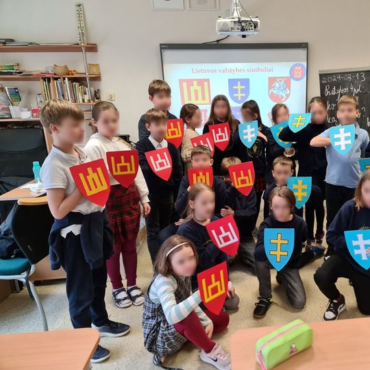 Visa klasė, sustojo parodyti savo spalvingų herbų.