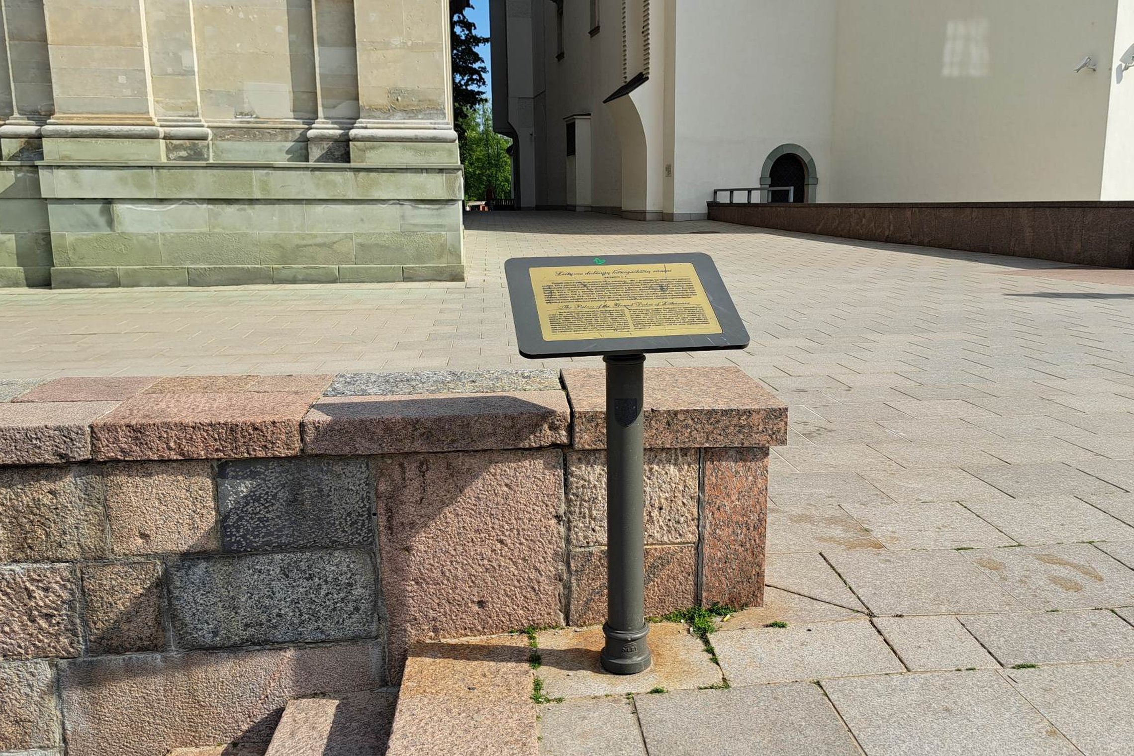 Nuotraukoje matyti, kad informacinis stendas dabar pasiekiamas be nemalonių šiukšliadėžės kvapų.