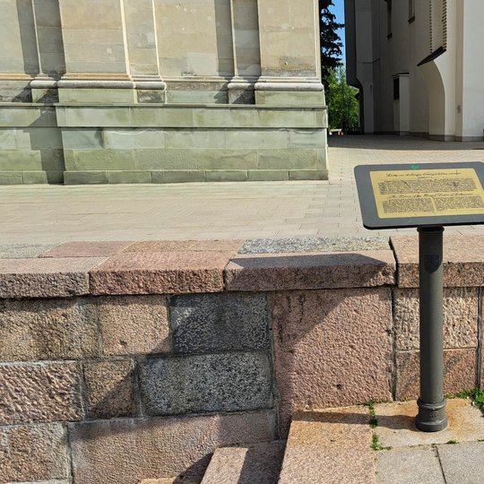 Nuotraukoje matyti, kad informacinis stendas dabar pasiekiamas be nemalonių šiukšliadėžės kvapų.