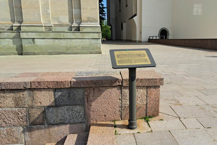 Nuotraukoje matyti, kad informacinis stendas dabar pasiekiamas be nemalonių šiukšliadėžės kvapų.