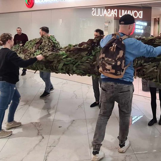 Jau pagamintas tinklas gražiai visų savanorių lankstomas į vieną ryšulį.