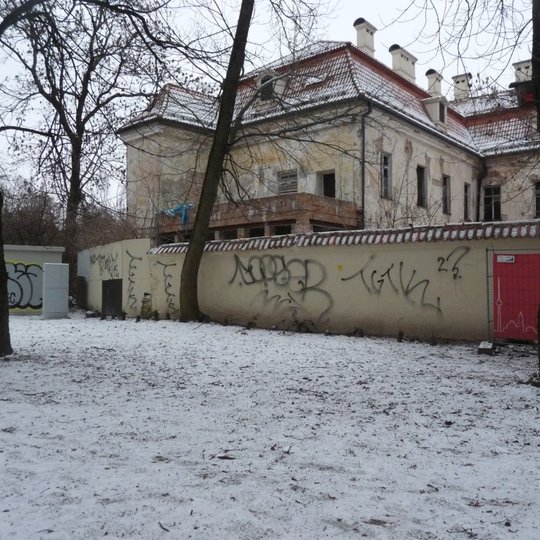 Nuotraukoje matyti, kaip Kirdiejų rūmų siena ir transformatorinė atrodė šią žiemą išpaišytos grafiti dažais.