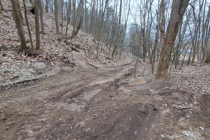 Nuotraukoje Stalo kalno šiaurės rytinėje pusėje esantis kelias, kurio buvusios duobės nustumtos ir išlygintos.
