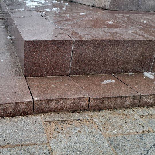 Kitame paminklo kampe iškrypusi granito plokštė, lengvai pajudinama koja.
