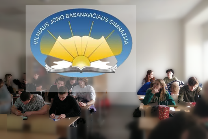 Nuotraukoje yra Jono Basanavičiaus progimnazijos logotipas, o už jo - pamokoje sėdintys mokiniai.