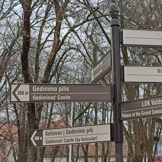 Nukreipiamosios rodyklės Sereikiškių parke. Tarp jų matosi ir sutvarkyta rodyklė, rodanti kryptį viešojo tualeto link.