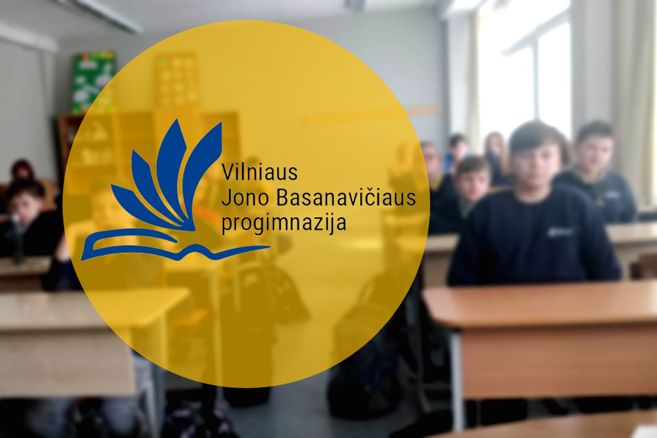 Nuotraukoje vaziduojamas Vilniaus Jono Basanavičiaus progimnazijos logotipas, už kurio yra mokyklos klasė su pamokoje sėdinčiais mokiniais.