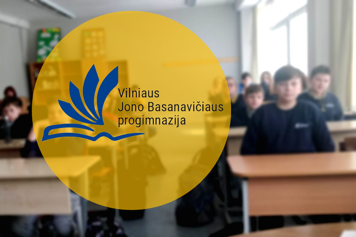 Nuotraukoje vaziduojamas Vilniaus Jono Basanavičiaus progimnazijos logotipas, už kurio yra mokyklos klasė su pamokoje sėdinčiais mokiniais.