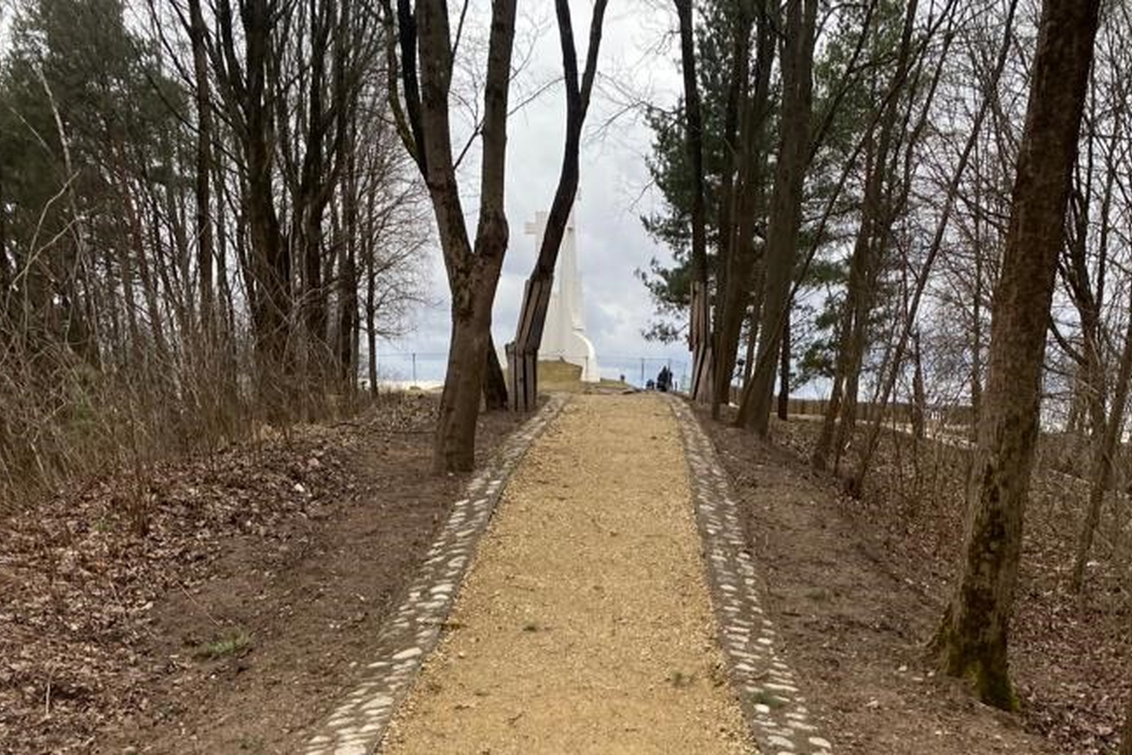 Nuotraukoje Trijų kryžių kalno naujas takas Trijų kryžių paminklo link.