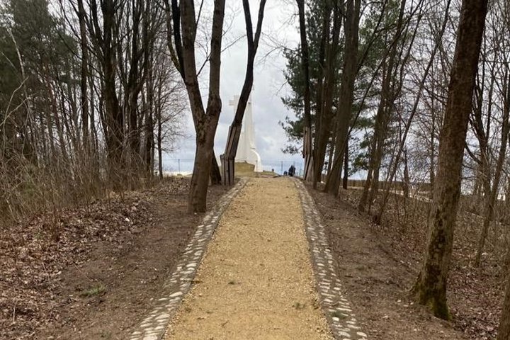 Nuotraukoje Trijų kryžių kalno naujas takas Trijų kryžių paminklo link.