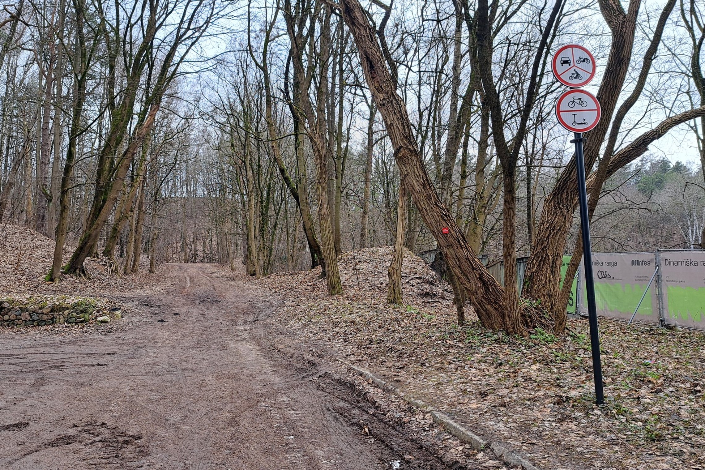 Įrengti nauji kelio ženklai kelyje į Stalo kalną, draudžiantys bet kokių motorinių transporto priemonių eismą.