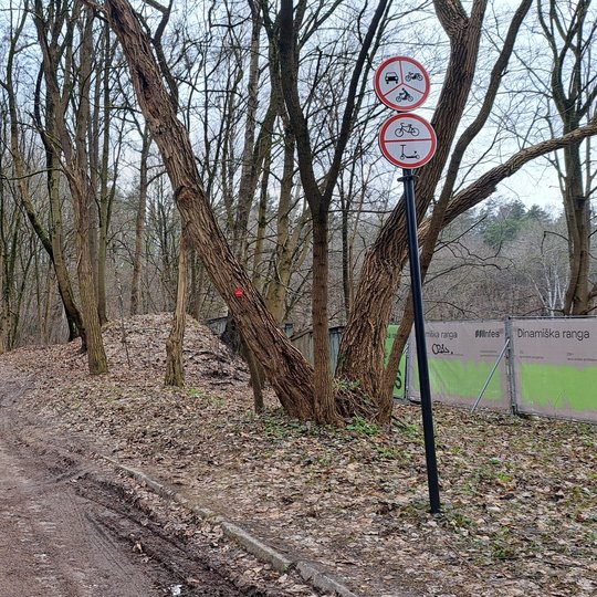 Įrengti nauji kelio ženklai kelyje į Stalo kalną, draudžiantys bet kokių motorinių transporto priemonių eismą.