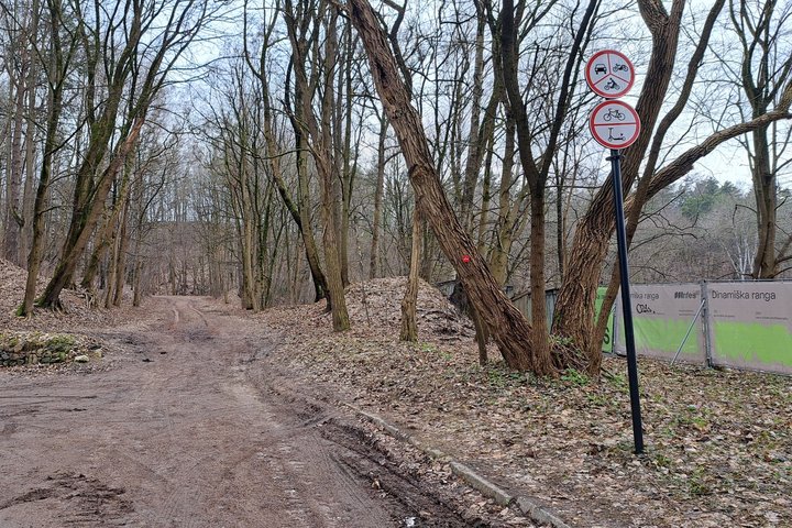 Įrengti nauji kelio ženklai kelyje į Stalo kalną, draudžiantys bet kokių motorinių transporto priemonių eismą.
