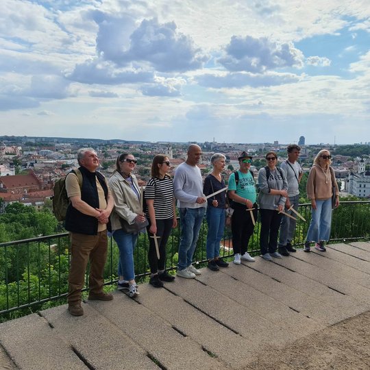 Vilnius Tech grupė, išsirikiavusi Trijų kryžių kalno aikštelėje prie atodangos.