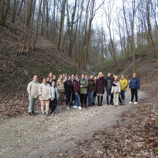 Gausus dvidešimt trijų ekskursijos dalyvių būrys išsirikiavo bendrai nuotraukai Didžiojoje griovoje.