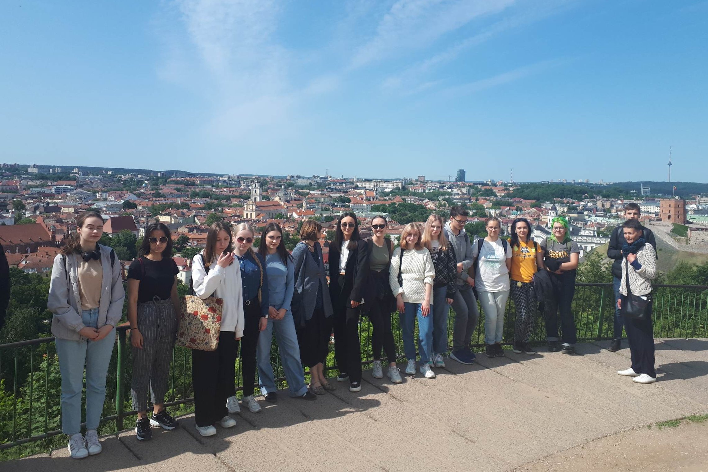 Vilniaus technologijų ir dizaino kolegijos studentai ir dėstytoja ant Trijų kryžių kalno.