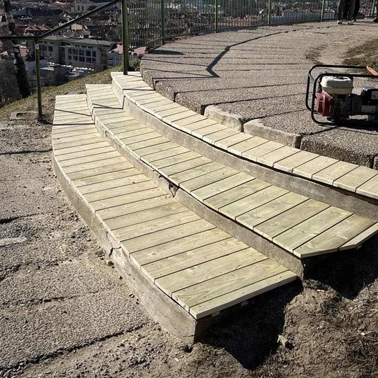 Betoniniai laiptai apkalti medienos lentomis. Nuotraukoje mediena dar nedažyta.