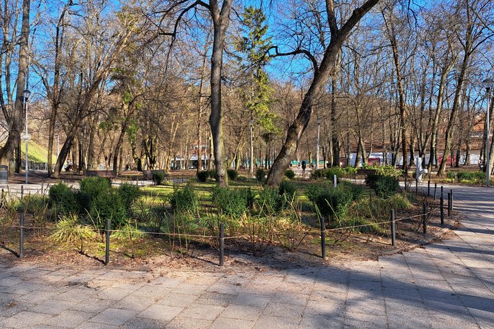 Centrinis Sereikiškių parko gėlynas, apjuostas juodais mediniais kuoliukais ir džiuto virve.