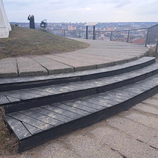 Trijų Kryžių kalno apžvalgos aikštelės laiptai apkalti medienos lentomis, nudažyti pilkšva spalva.