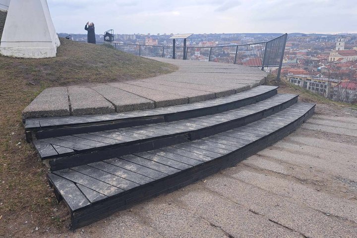 Trijų Kryžių kalno apžvalgos aikštelės laiptai apkalti medienos lentomis, nudažyti pilkšva spalva.