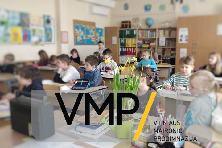 Nuotraukoje vaizduojamas Vilniaus Maironio progimnazijos ženklas (logotipas). Už jo - antrokai - sėdintys pamokoje.