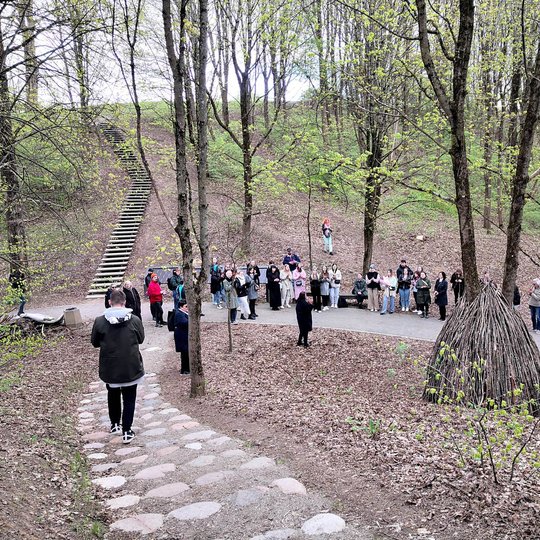 Vilniaus technologijų ir dailės kolegijos dėstytojos pasakoja apie instaliacijas Kalnų parke.