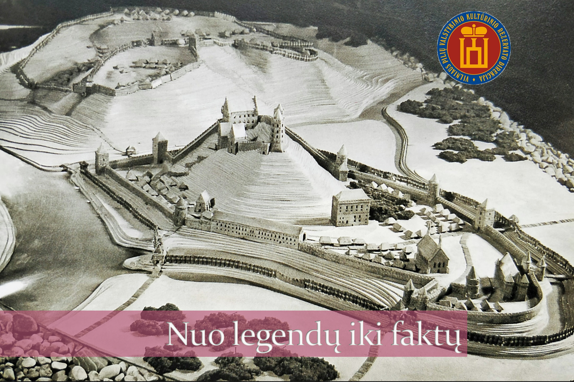 Nuotraukoje pavaizduota pirmoji pamokos skaidrė - "Nuo legendų iki faktų". Joje matosi ir Vilniaus pilių logotipas, Vilniaus pilių piešinys.