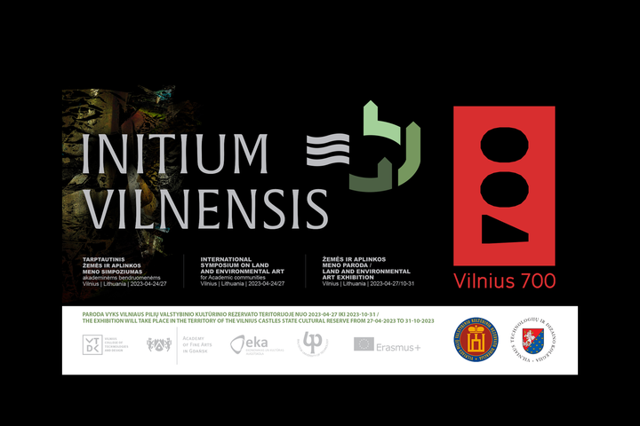 Reklaminis INITIUM VILNENSIS plakatas. Renginys vyks nuo balandžio 24 iki 27 dienos. Tarptautinis žemės ir aplinkos meno simpoziumas.