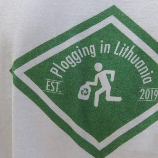 Nuotraukoje Plogging logotipas ant vieno iš reginio organizatorių marškinėlių.