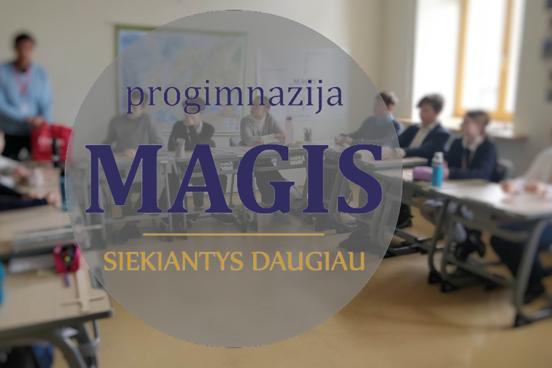 Nuotraukoje pavaizduotas progimnazijos MAGIS logotipas ir šūkis "siekiantiems daugiau". Už jo mokiniai sėdi klasėje.