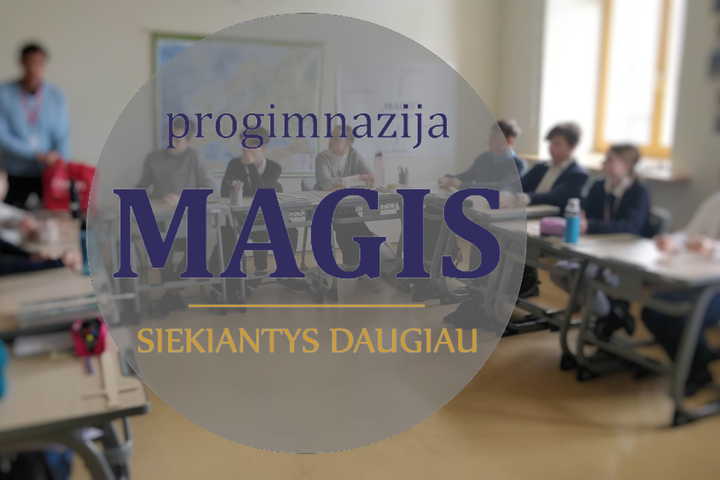 Nuotraukoje pavaizduotas progimnazijos MAGIS logotipas ir šūkis "siekiantiems daugiau". Už jo mokiniai sėdi klasėje.