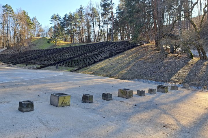 Nuotraukoje betoniniai lauko vazonai, pastatyti per Kalnų parko estrados įėjimą, užtveriant kelią automobiliams.
