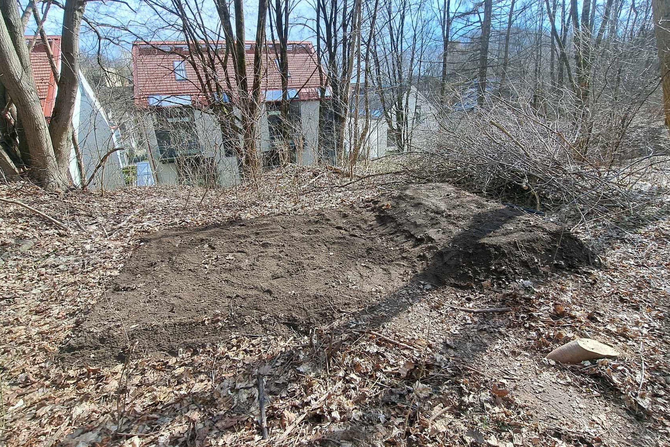 į savotišką kapą supiltas gruntas ant buvusios duobės.
