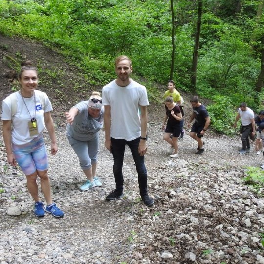 Bėgikai, prisijungę prie ekskursijos, lipa Didžiosios griovos kairiąja atšaka.